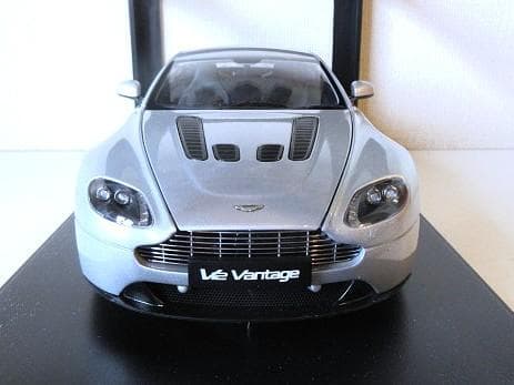 特価 AUTOart (1/18) アストンマーチン V12 Vantage