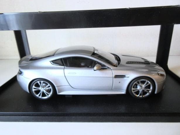 特価 AUTOart (1/18) アストンマーチン V12 Vantage