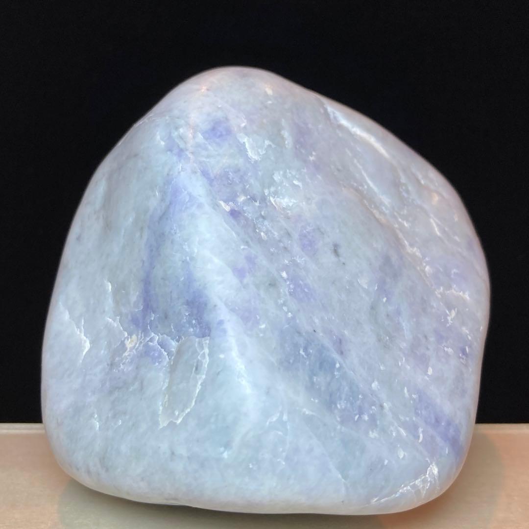 糸魚川翡翠　ラベンダー翡翠　原石　696ｇ