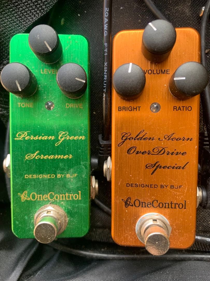 「One Control」のミニペダル5個を組み込んだエフェクターバッグ