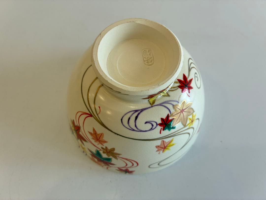 流水に紅葉模様の茶碗　水出宗絢作