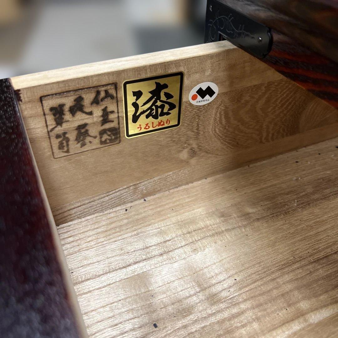 木製箪笥 赤褐色 彫刻デザイン