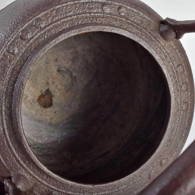 釜師　菊地政光作　万代屋　斑紫銅蓋　鋲打文　鉄瓶　鉄釜　共箱　D　R9420B