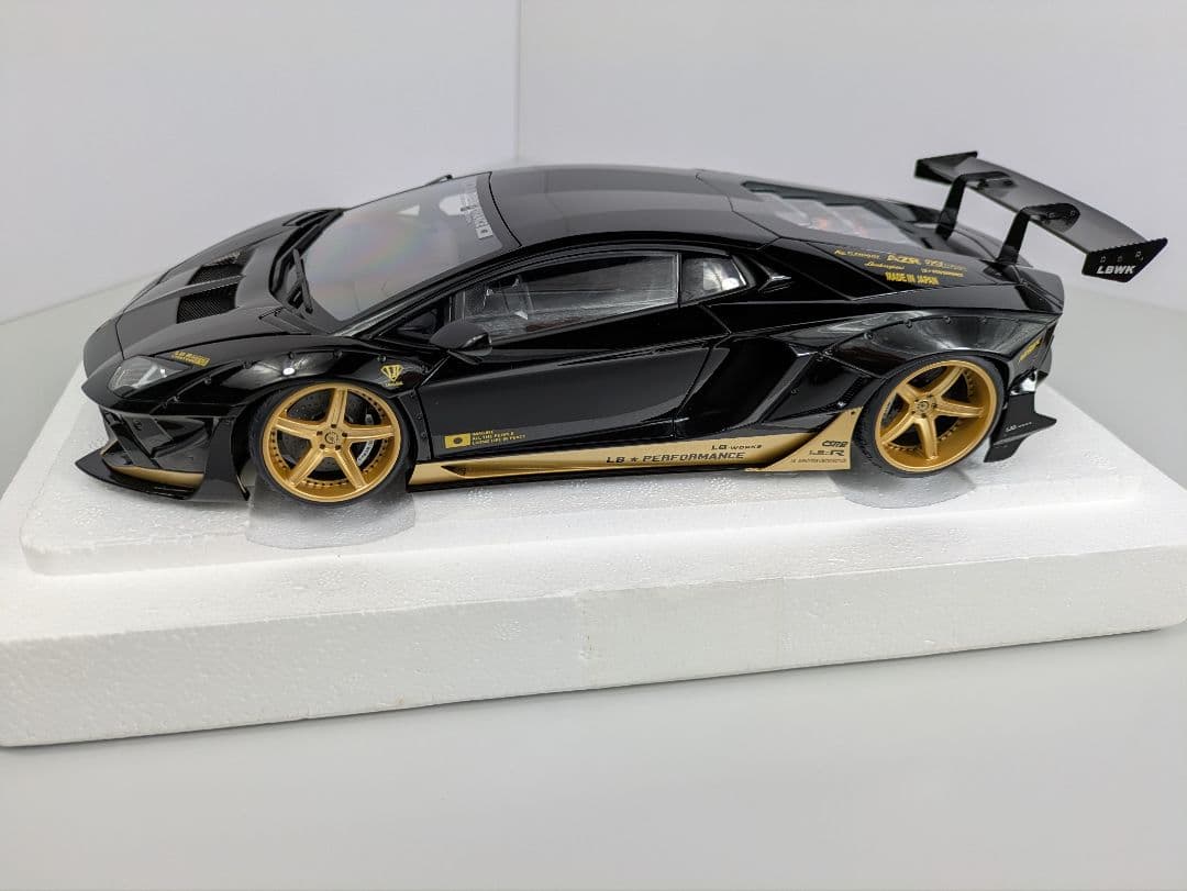 1/18　ミニカー ランボルギーニ　アヴェンタドール リバティウォーク Aa