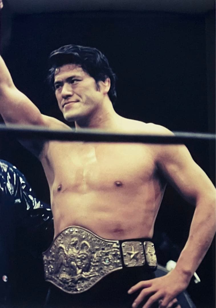 燃える闘魂アントニオ猪木　NWF世界ヘビー級ベルト姿写真　W四つ切り　額縁付き