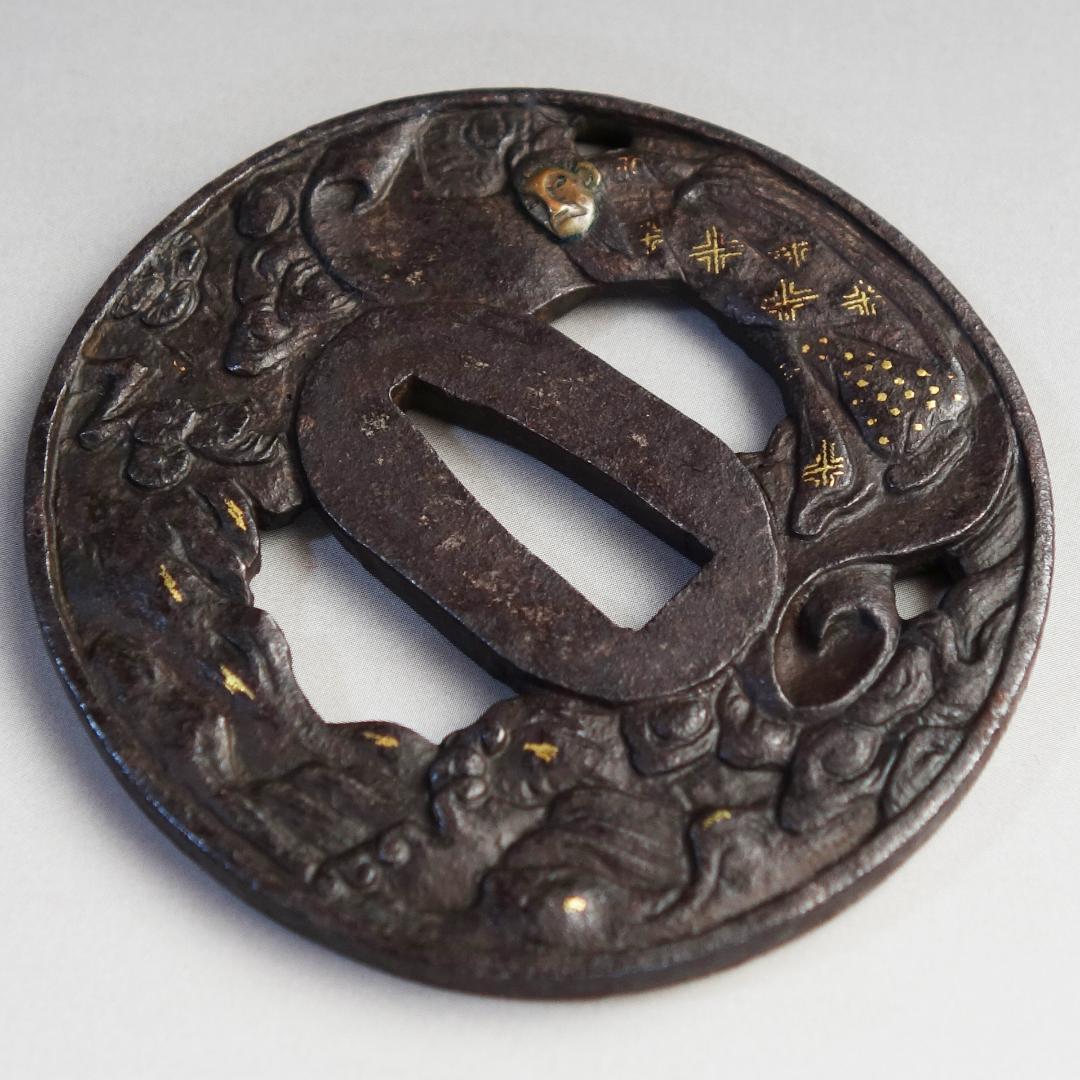 【岩窟賢人巻物図鍔 銅象嵌】 鍔 鐔 鉄地 刀装具 日本刀 武具 江戸 骨董