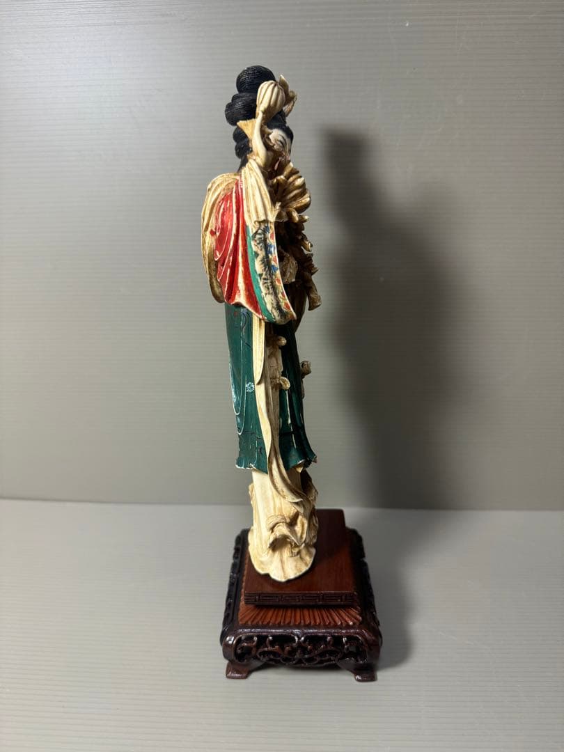 2104古美術品　細密彫刻女性像　置物　細密細工　骨董