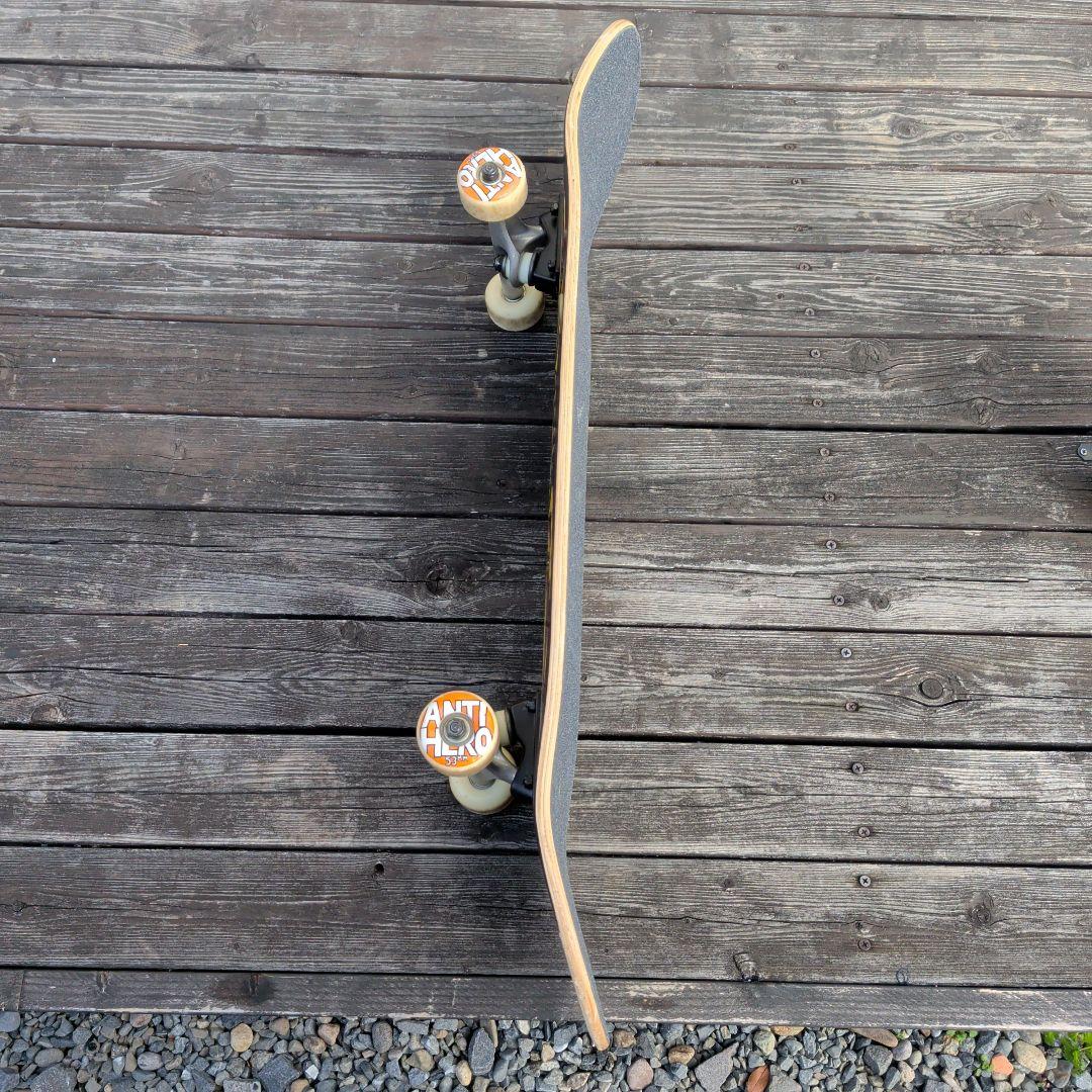 アンチヒーロー 8.25インチ コンプリートスケートボード