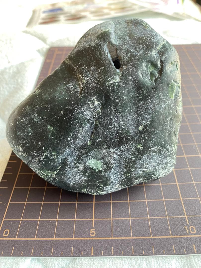 原石　糸魚川　黒翡翠　鑑賞石　770g
