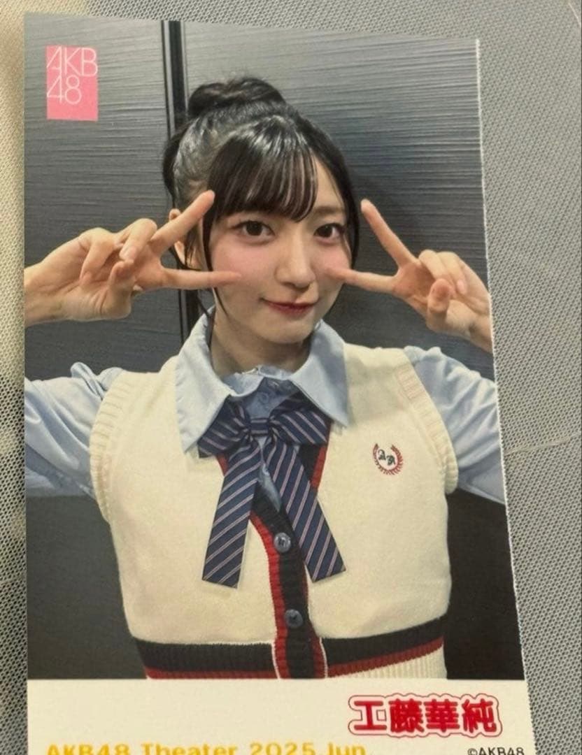 AKB48 赤チェック衣装 生写真 直筆 サイン 武道館 工藤華純 ホログラム