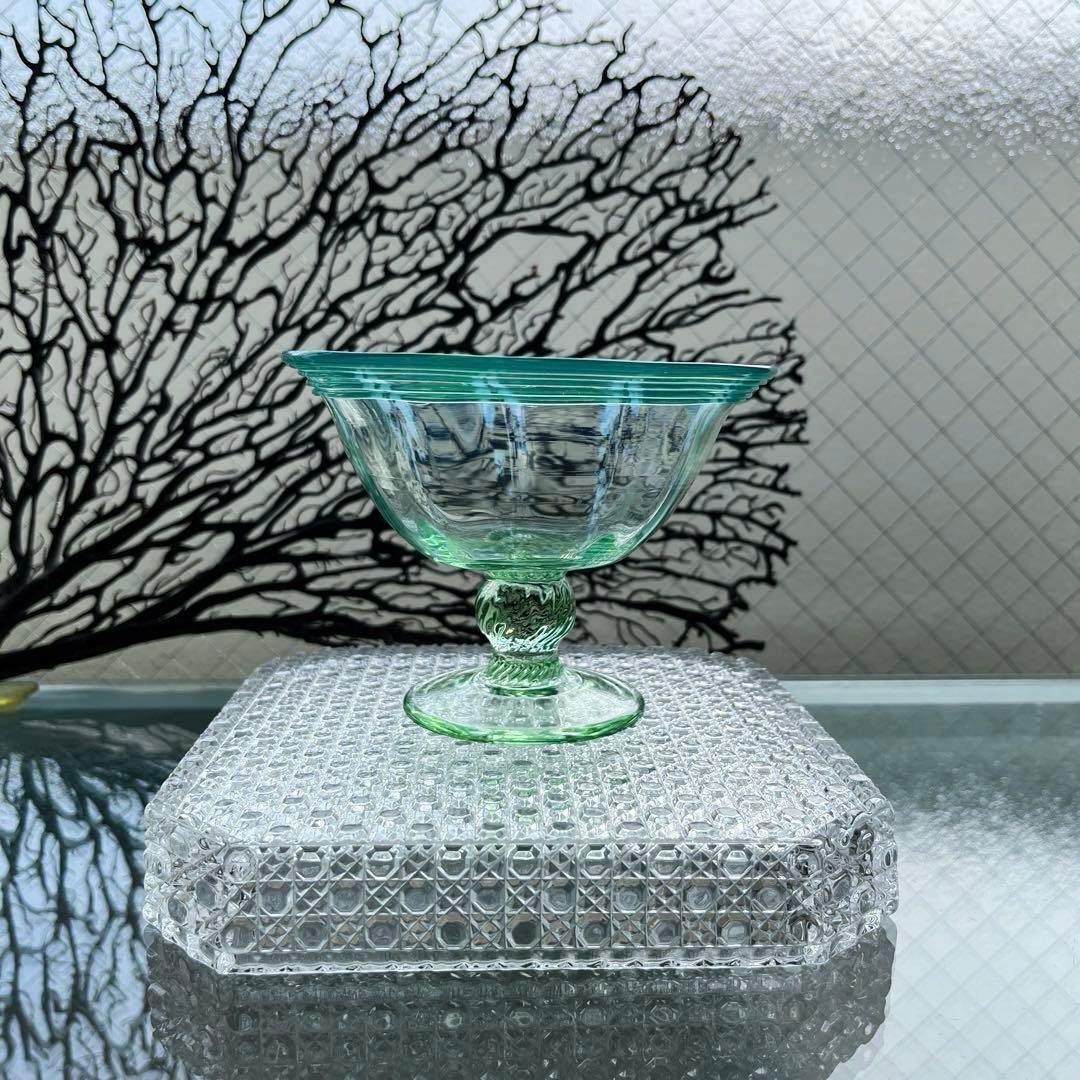 骨董　時代ガラス　希少　若草色　乳白色暈し　千段巻き　反り口　氷コップ　ウラン