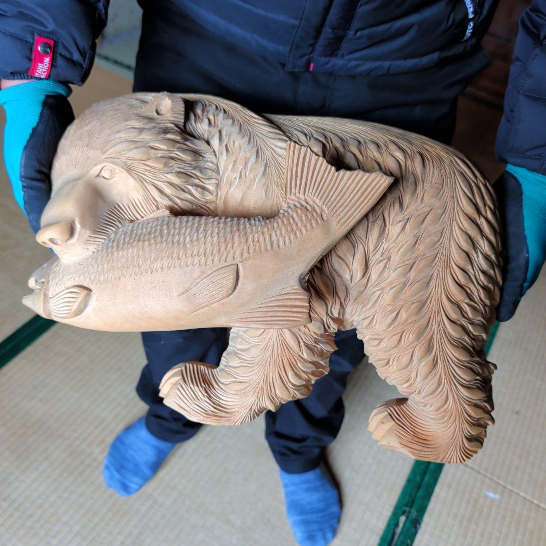 木製クマ彫刻 魚を持つ