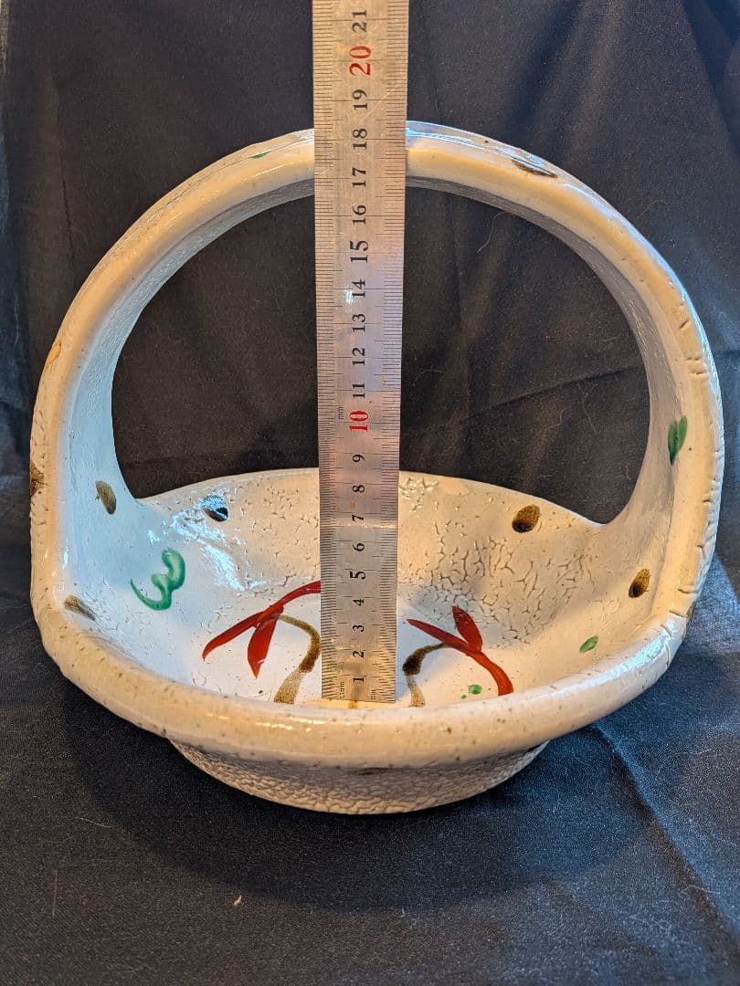 益子作家　松原直之さんの梅花皮赤絵手つき鉢。白地に赤絵が楽しい器です。