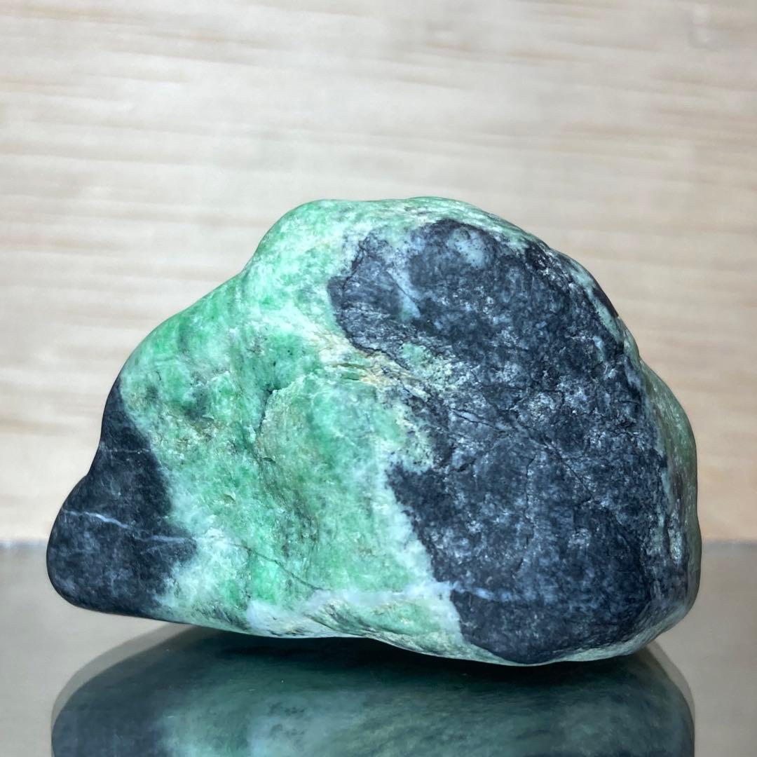 【専用品】糸魚川翡翠　黒×ミントグリーン　原石　105.7ｇ