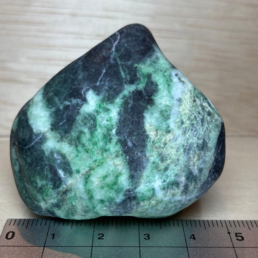 【専用品】糸魚川翡翠　黒×ミントグリーン　原石　105.7ｇ