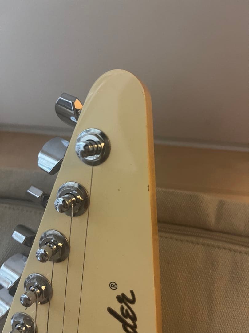 オ*中様 Fender エレキギター アイボリー