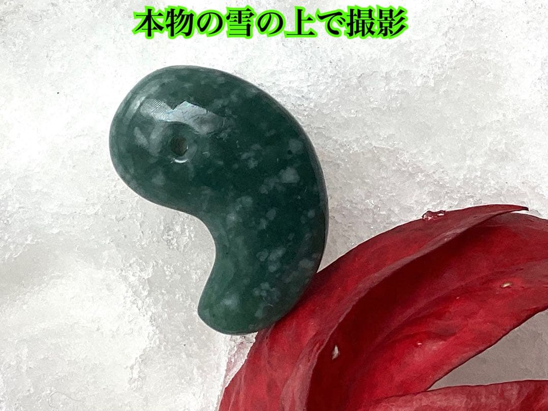 本物の雪にて✳ premium一流の勾玉‼️格上の糸魚川翡翠‼️味身色合い抜群　鑑別