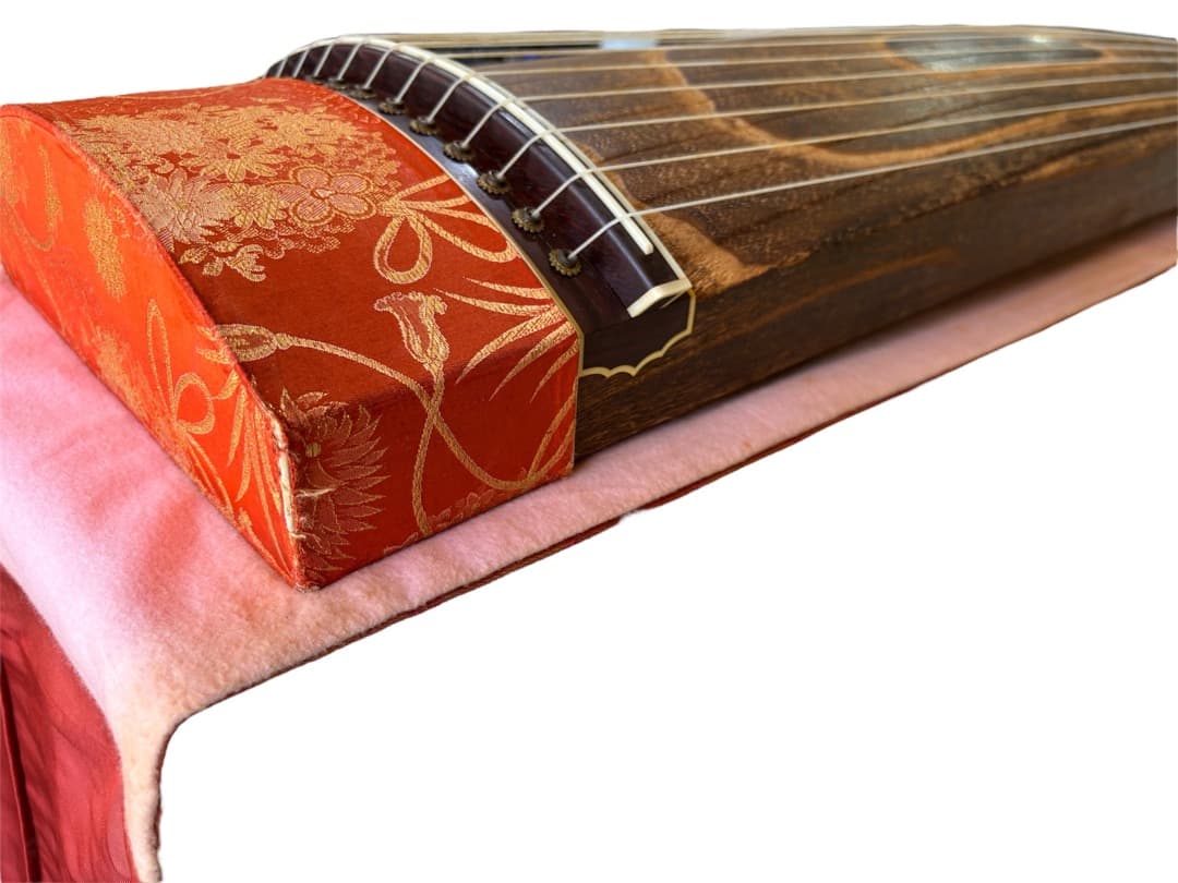 琴　お琴　箏　すだれ彫り　和楽器　13弦　花柄装飾　くり甲　半上角　柱つき