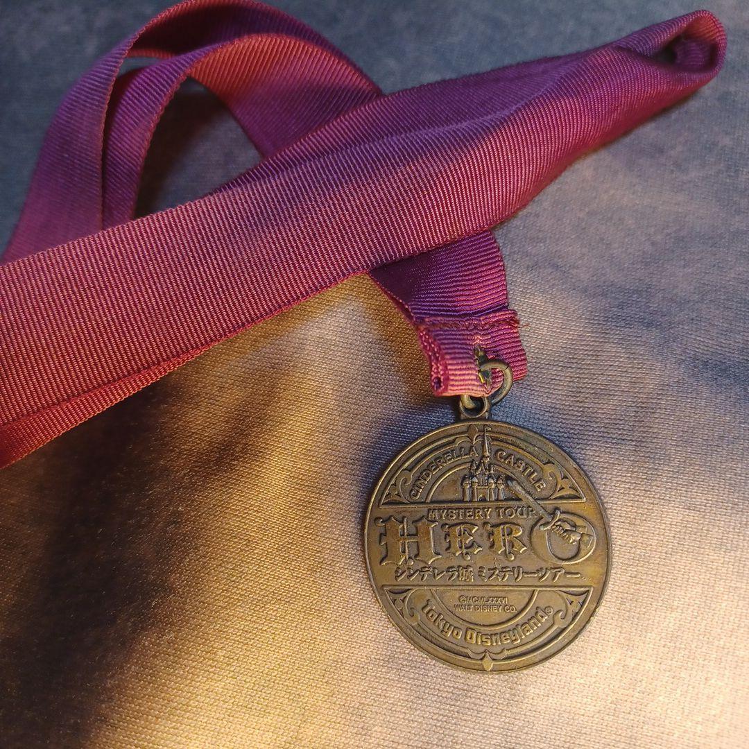 シンデレラ城ミステリーツアーヒーローメダル勇者限定品 赤リボン 金属製