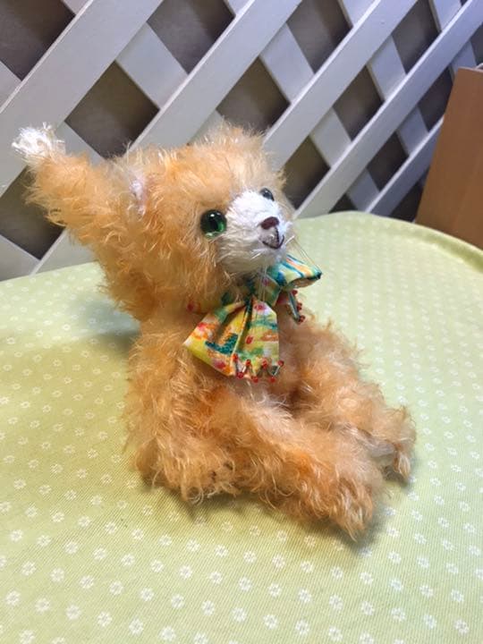 しっぽの長い座ったベア