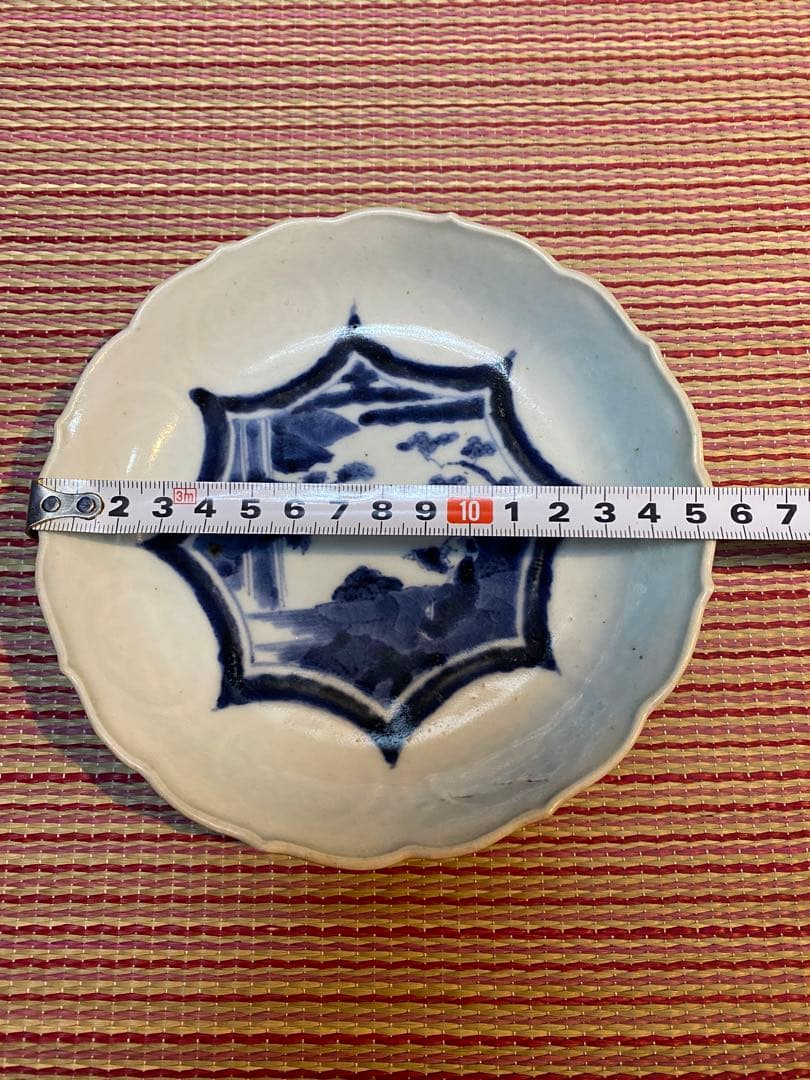 古伊万里　陽刻　染付　八角山水　指差す老人図柄　底印に蜻蛉　五寸皿
