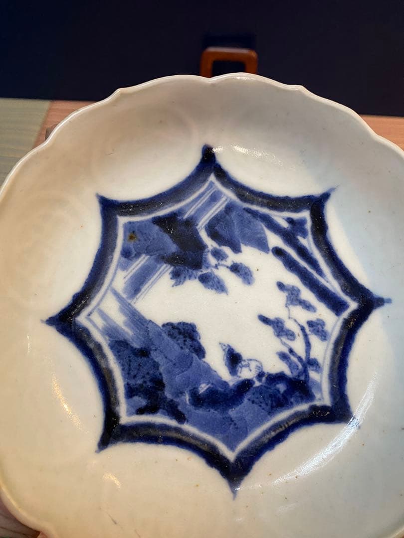 古伊万里　陽刻　染付　八角山水　指差す老人図柄　底印に蜻蛉　五寸皿