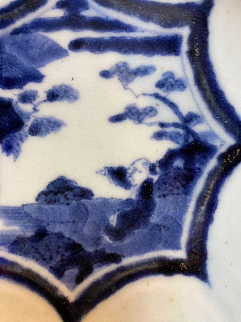 古伊万里　陽刻　染付　八角山水　指差す老人図柄　底印に蜻蛉　五寸皿