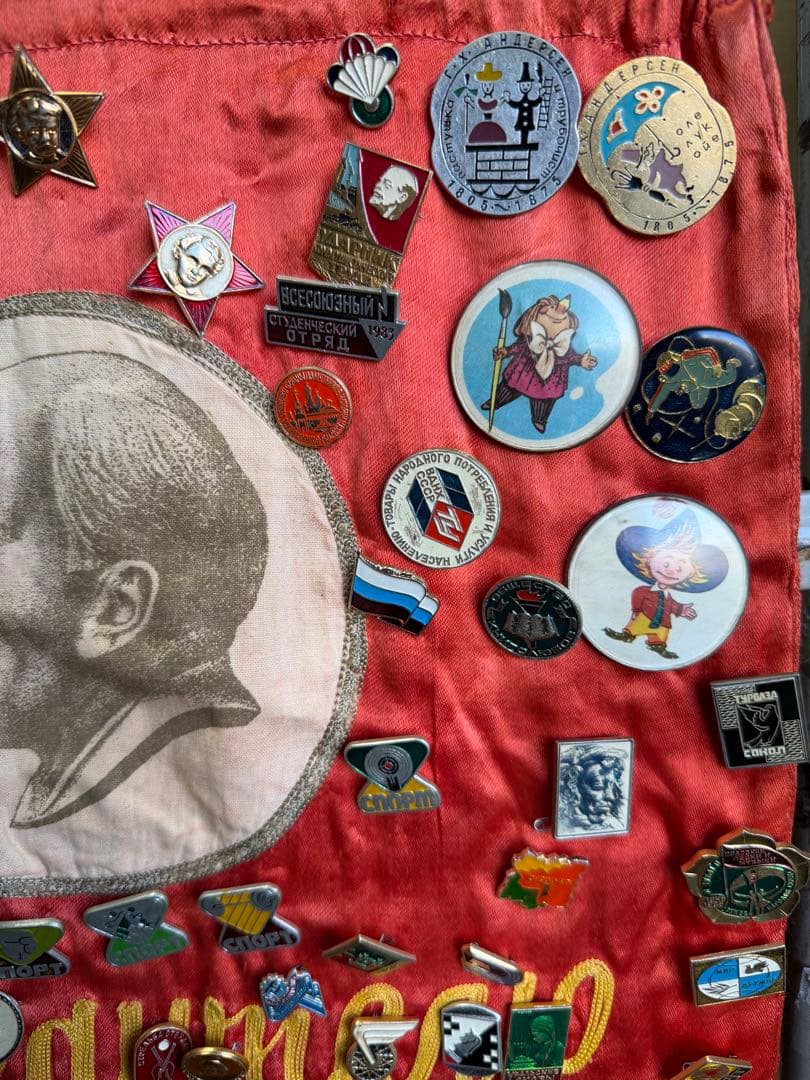 レーニン肖像画付き　バッチ　ロシア　希少品