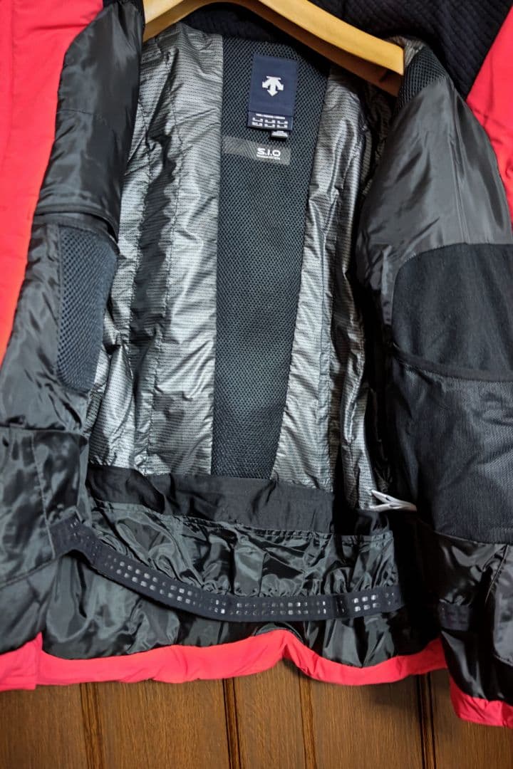 スキーウェア上下セットM表記ですがL相当DESCENTE Swiss SIO