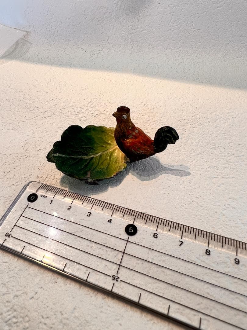 ミニチュアのフィギュア　 葉ににわとり　ビエナブロンズ