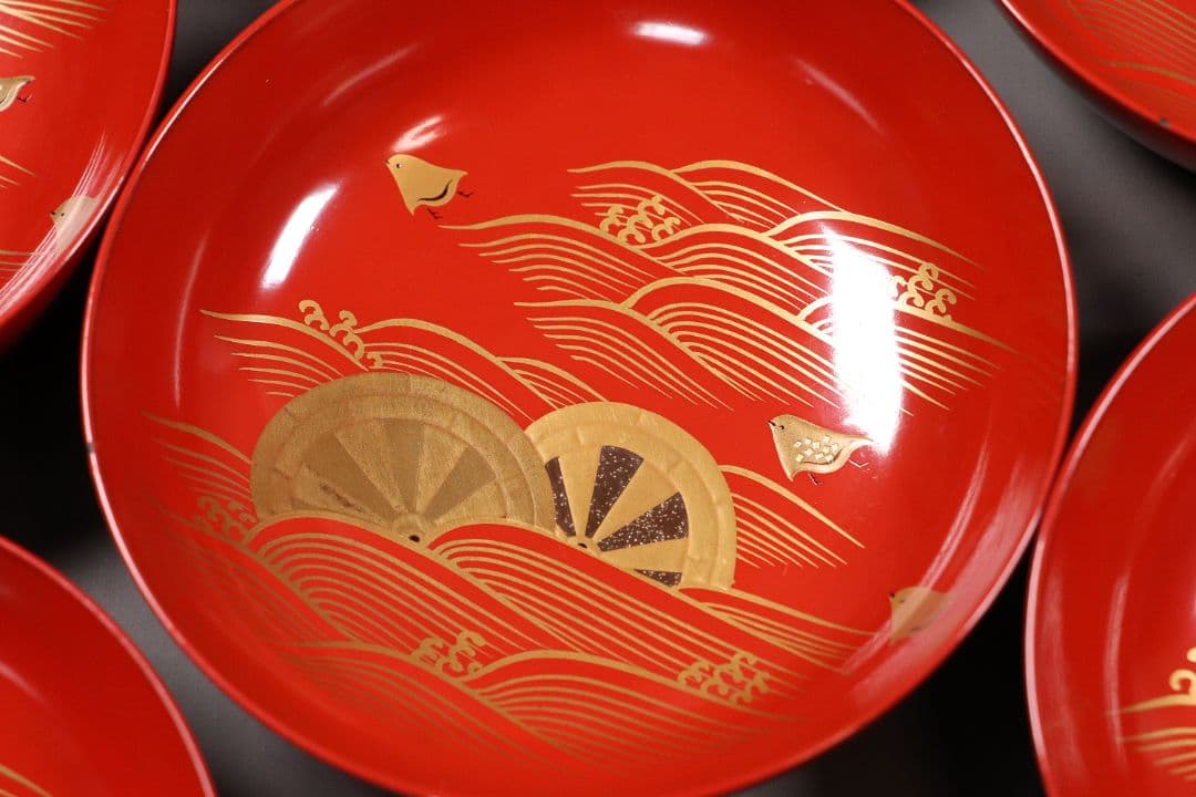 時代輪島塗 蒔絵付朱塗木皿 十九客 波千鳥 片輪車 金蒔絵 天然木【MA368】