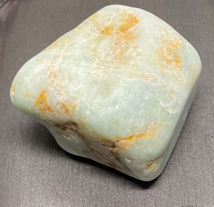 ［薄緑色　メロン色の透過］　糸魚川翡翠74g ヒスイ　ひすい
