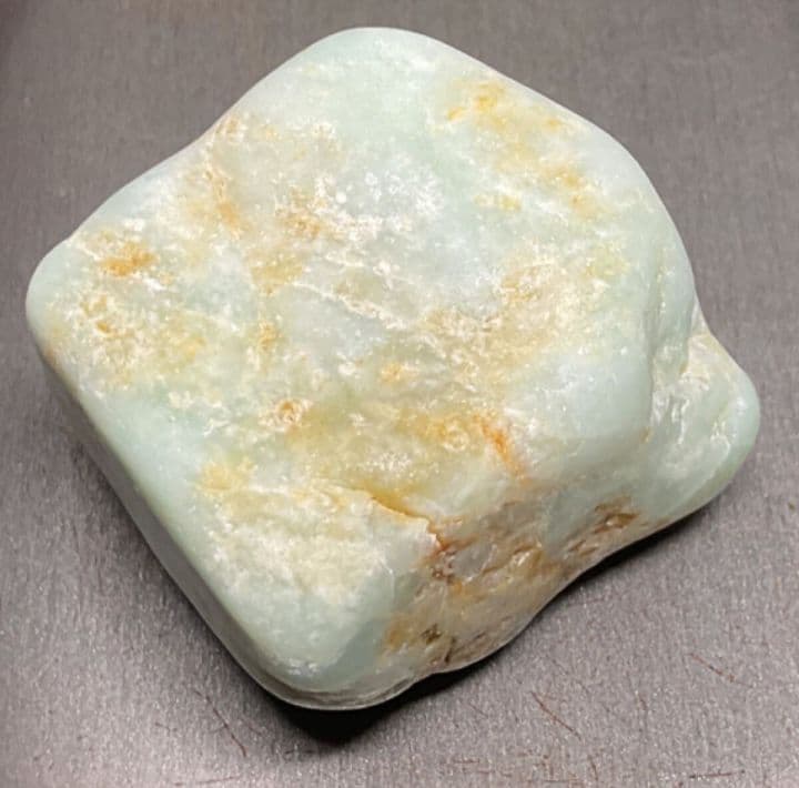 ［薄緑色　メロン色の透過］　糸魚川翡翠74g ヒスイ　ひすい