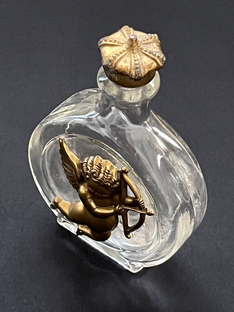 アンティークヴィンテージ 香水瓶天使キューピッド 真鍮装飾 ガラスボトル王冠