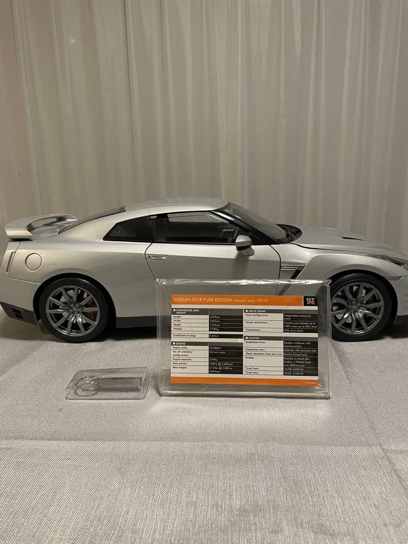 イーグルモスNissan GT-R 35 1/8スケール シルバー完成品