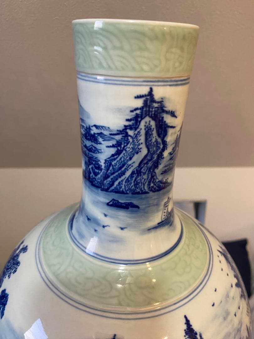 中国清代永和軒款豆青釉青花人物山水紋天球瓶、高さ31cm X径20cm口径7cm