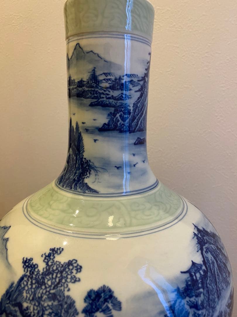 中国清代永和軒款豆青釉青花人物山水紋天球瓶、高さ31cm X径20cm口径7cm