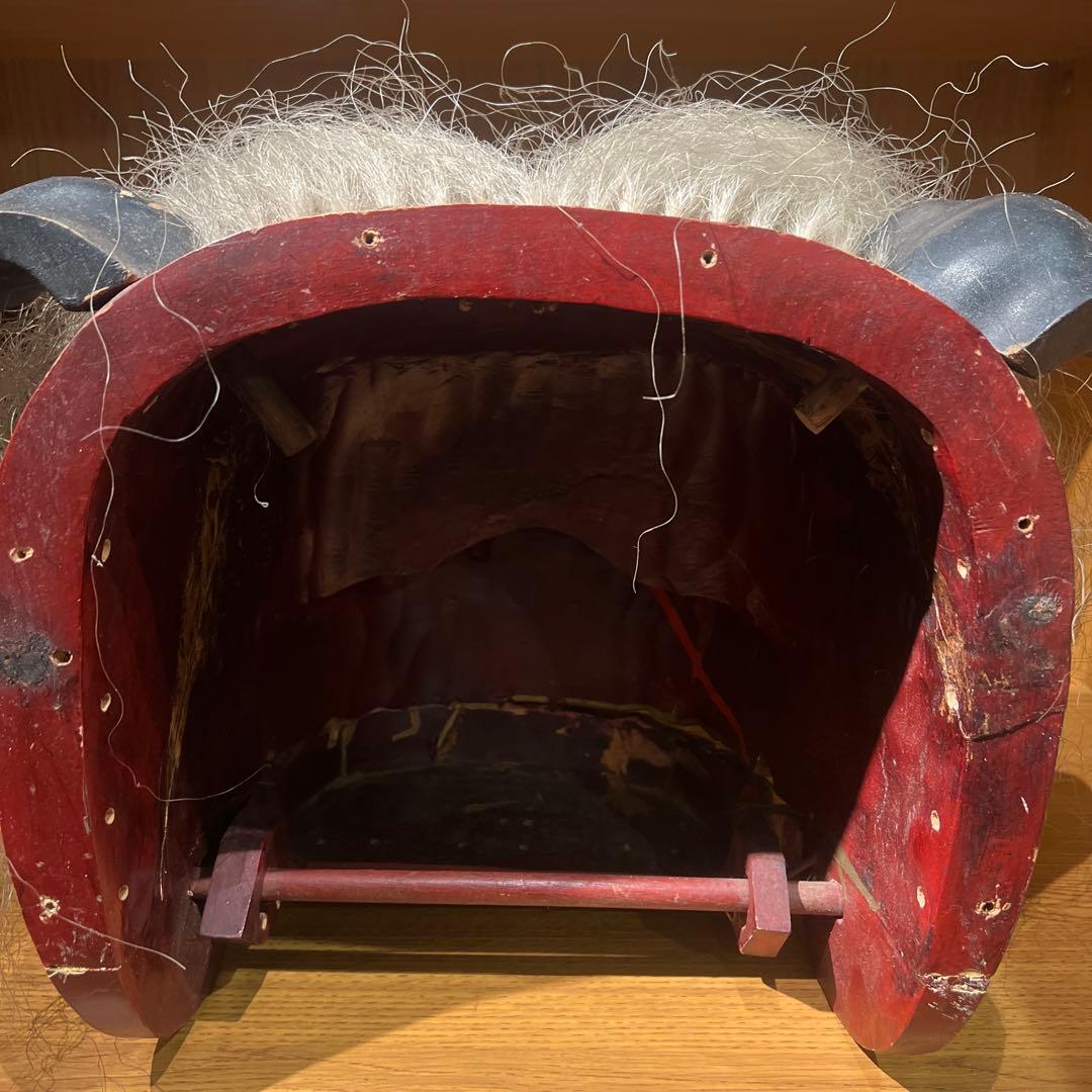 伝統的な赤い木製面 獅子頭