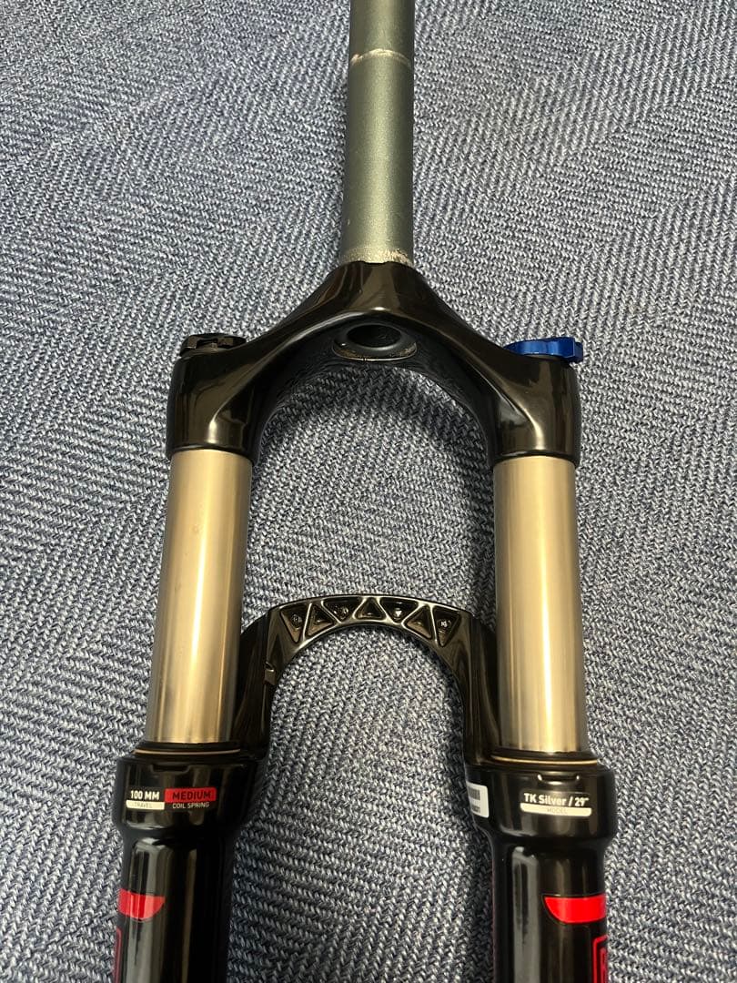 ROCK SHOXサスペンションフォーク 100ミリトラベル 29er用