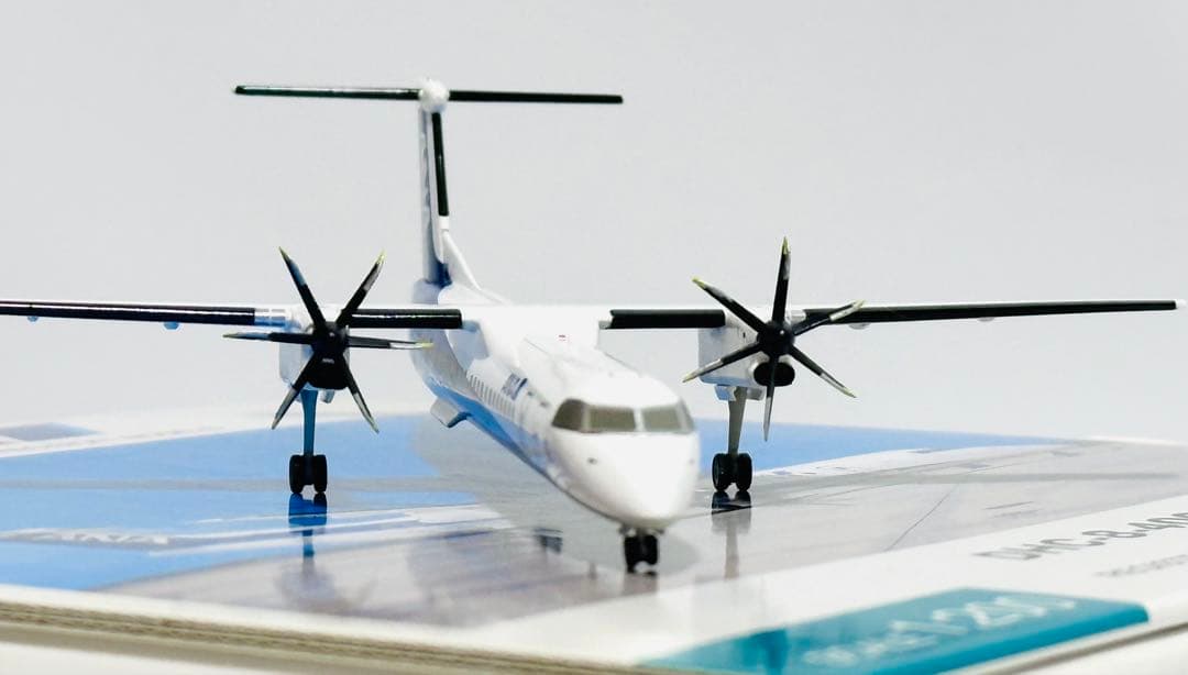 全日空商事 1/200 ANA DHC-8-400 DH28008
