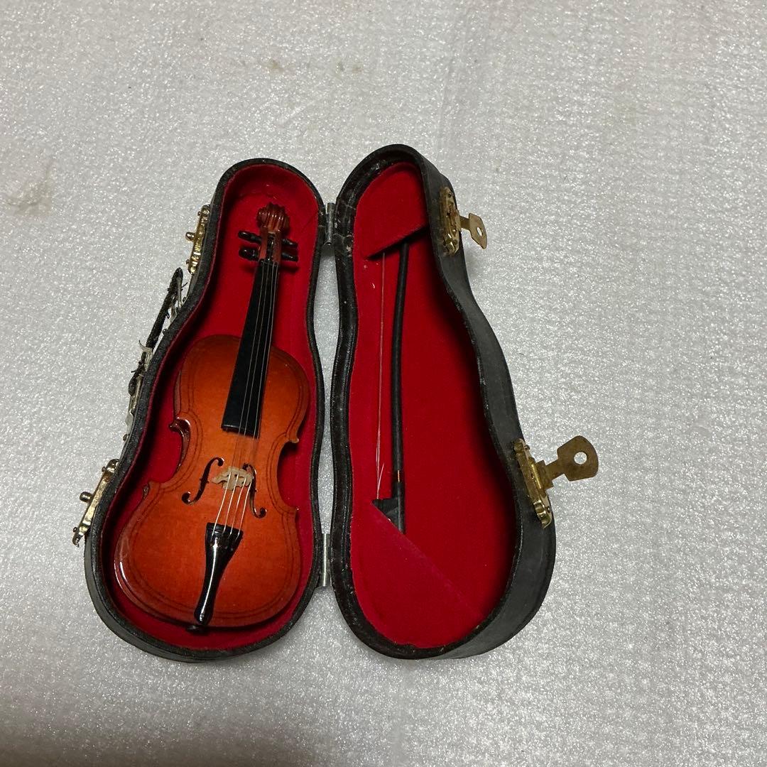 ミニチュア楽器、音は鳴らないディスプレイとなります。【ケース付き】。