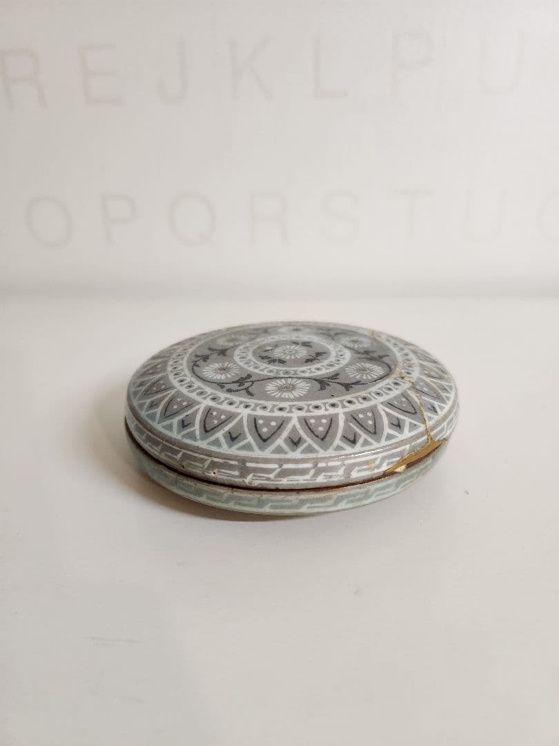 高麗青磁 　象嵌菊花紋合子　香合　蓋物　金継　李朝　骨董