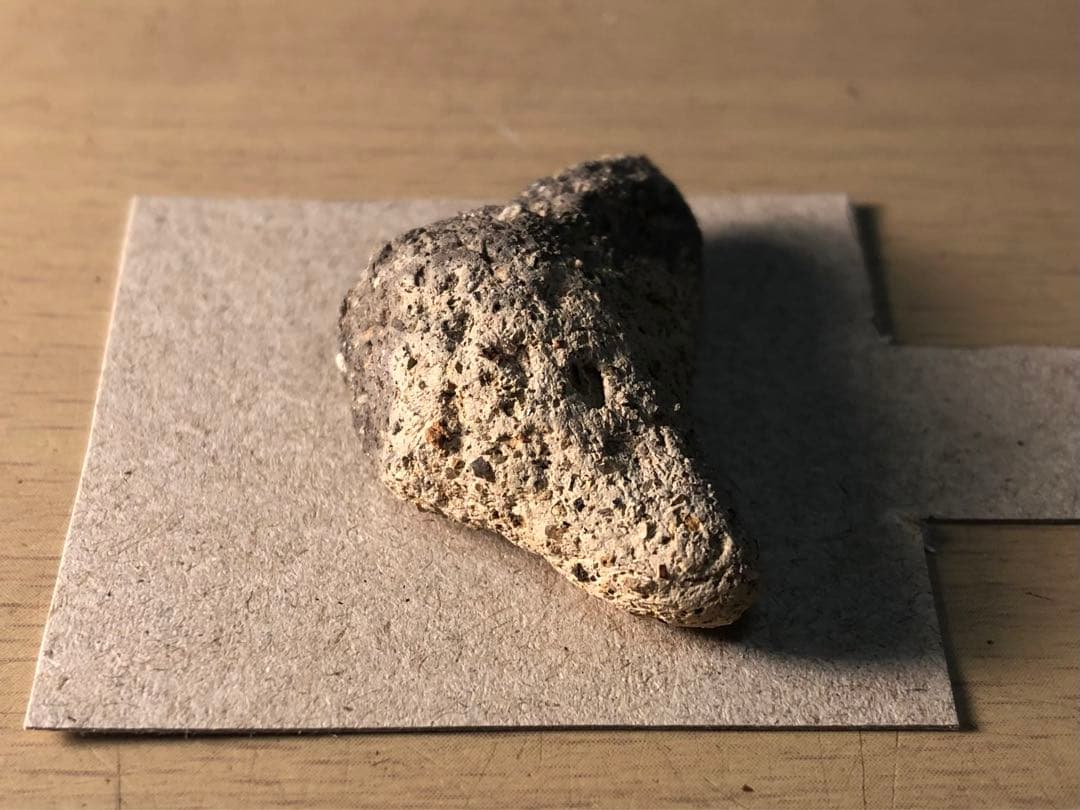 「三角形土版の破片」です。