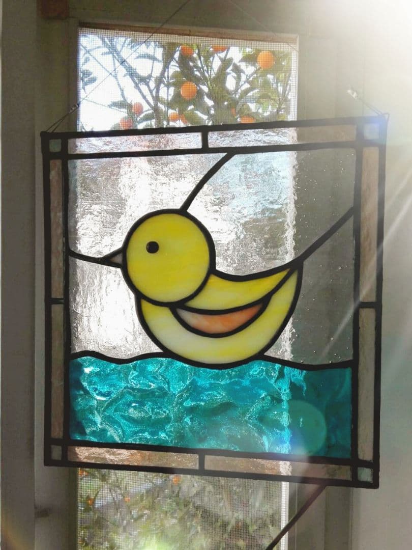 ステンドグラス製　水に浮かぶ　かわいいアヒルのサンキャッチャーパネル