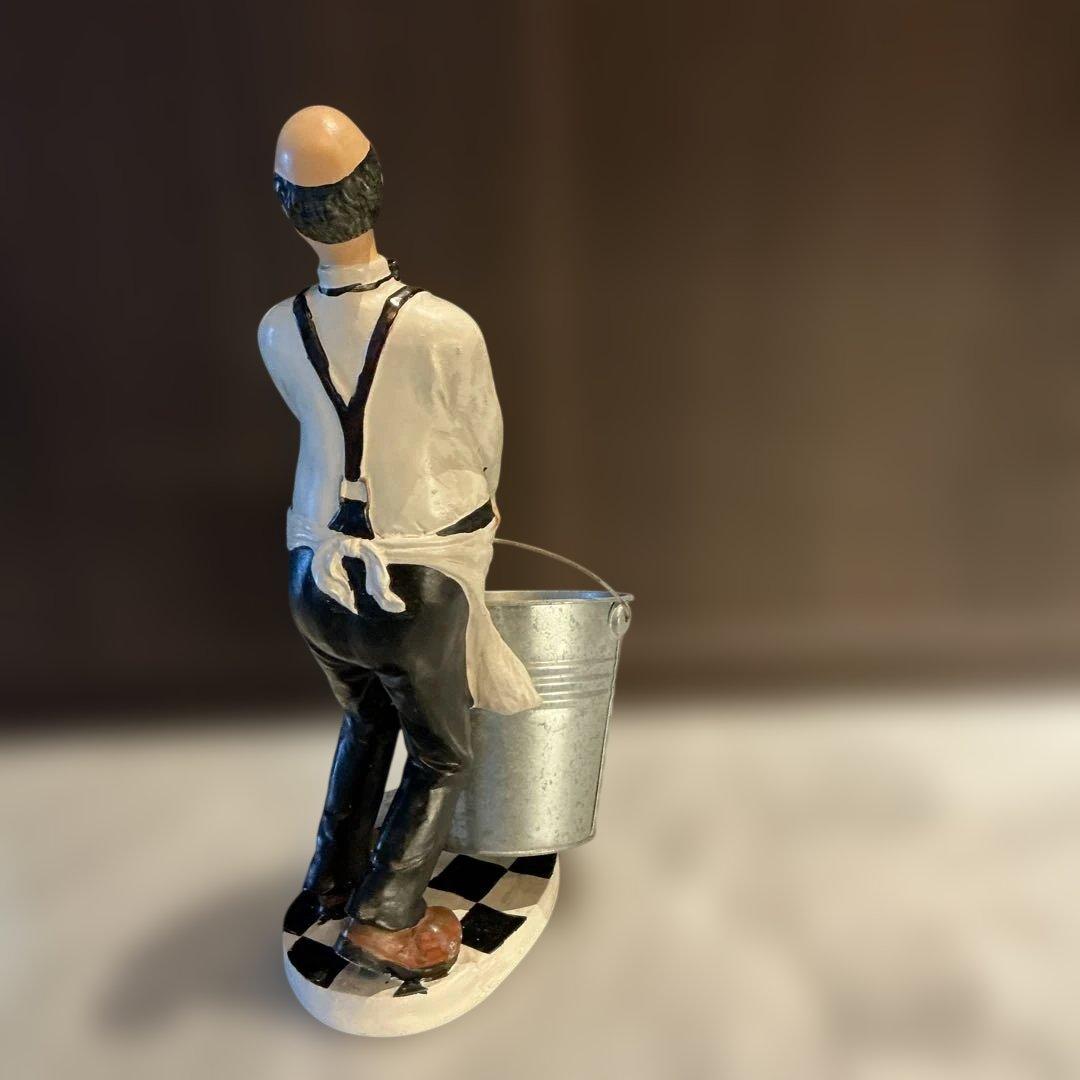 アンティーク　バケツを持つ男性の陶器フィギュア