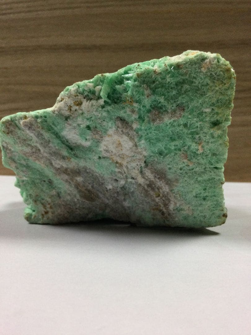 エメラルド　母石付き原石密集結晶エメラルドコロンビア産　良質