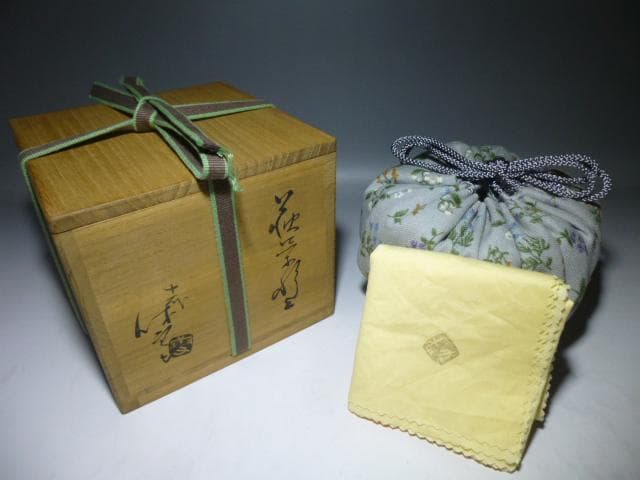 萩焼の名門　十一代　三輪休雪　萩茶碗／共箱・共布／仕覆／裏千家十五代鵬雲斎極め箱