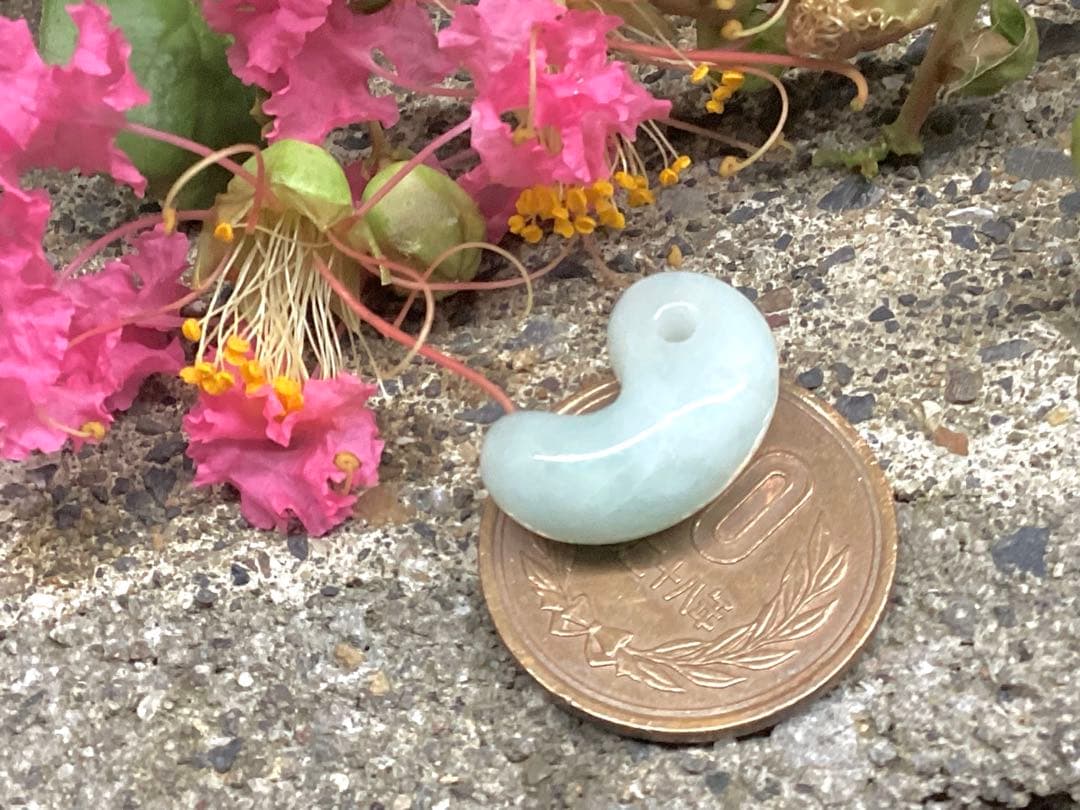 今回の原石大当たり極上*氷*糸魚川翡翠勾玉アイスジェイド幸運お守り　鑑別書付‼️