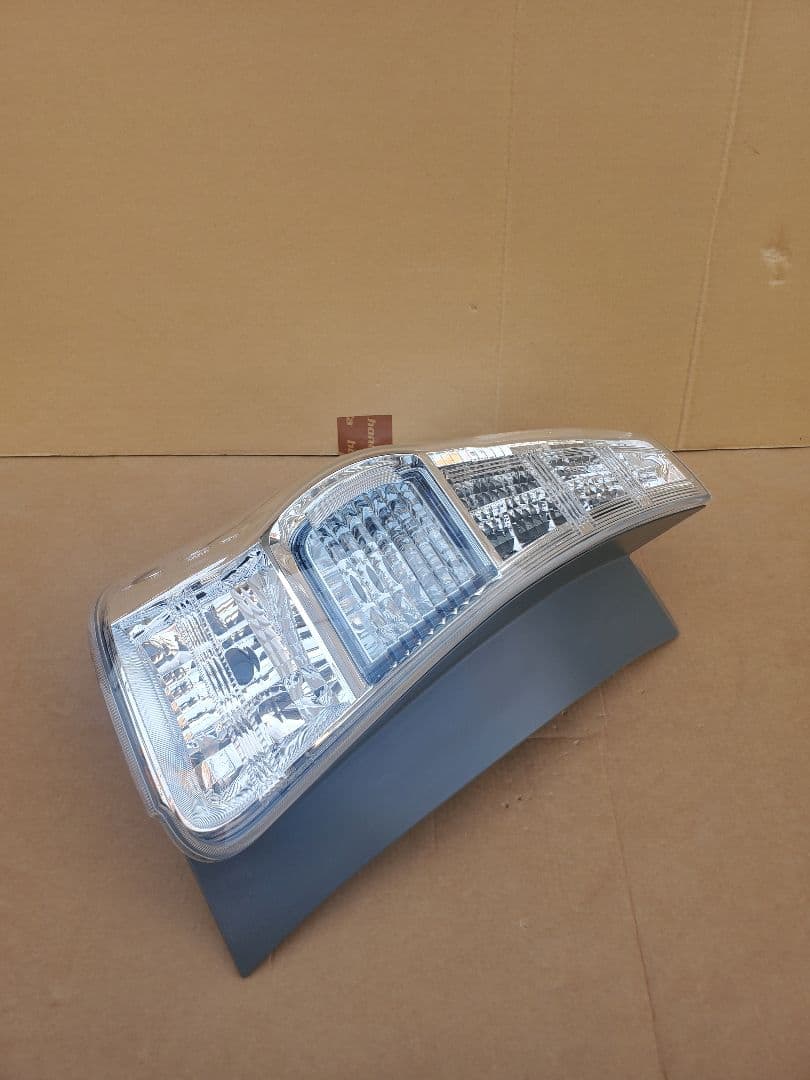 【 良品】☆プリウスアルフア　テールランプ☆