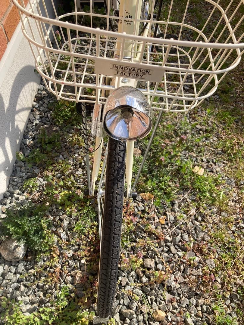 クリーム色シティサイクル 前部バスケット付き